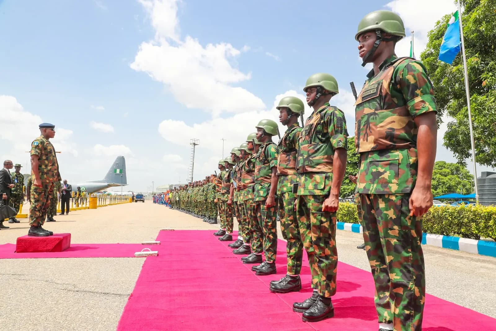Avión militar nigeriano se estrella y mata a los 32 a bordo