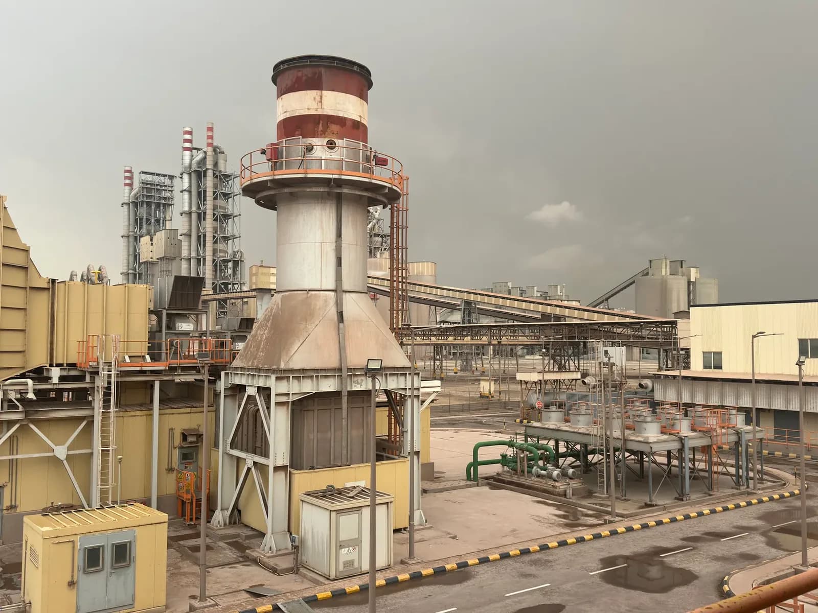 Ataques hutíes en Arabia Saudí hieren a decenas y afectan instalaciones petroleras