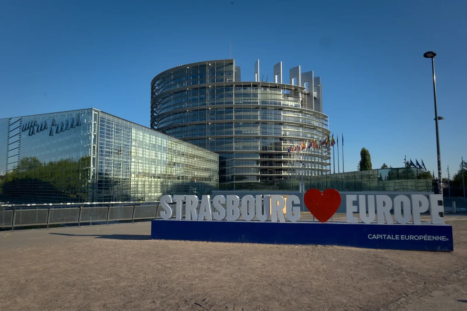 Von der Leyen proposes Canada as EU's first associate member