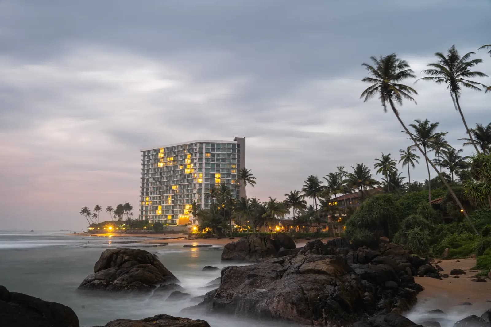 Sri Lankan Doctors Remove Record 3.1kg Bladder Stone