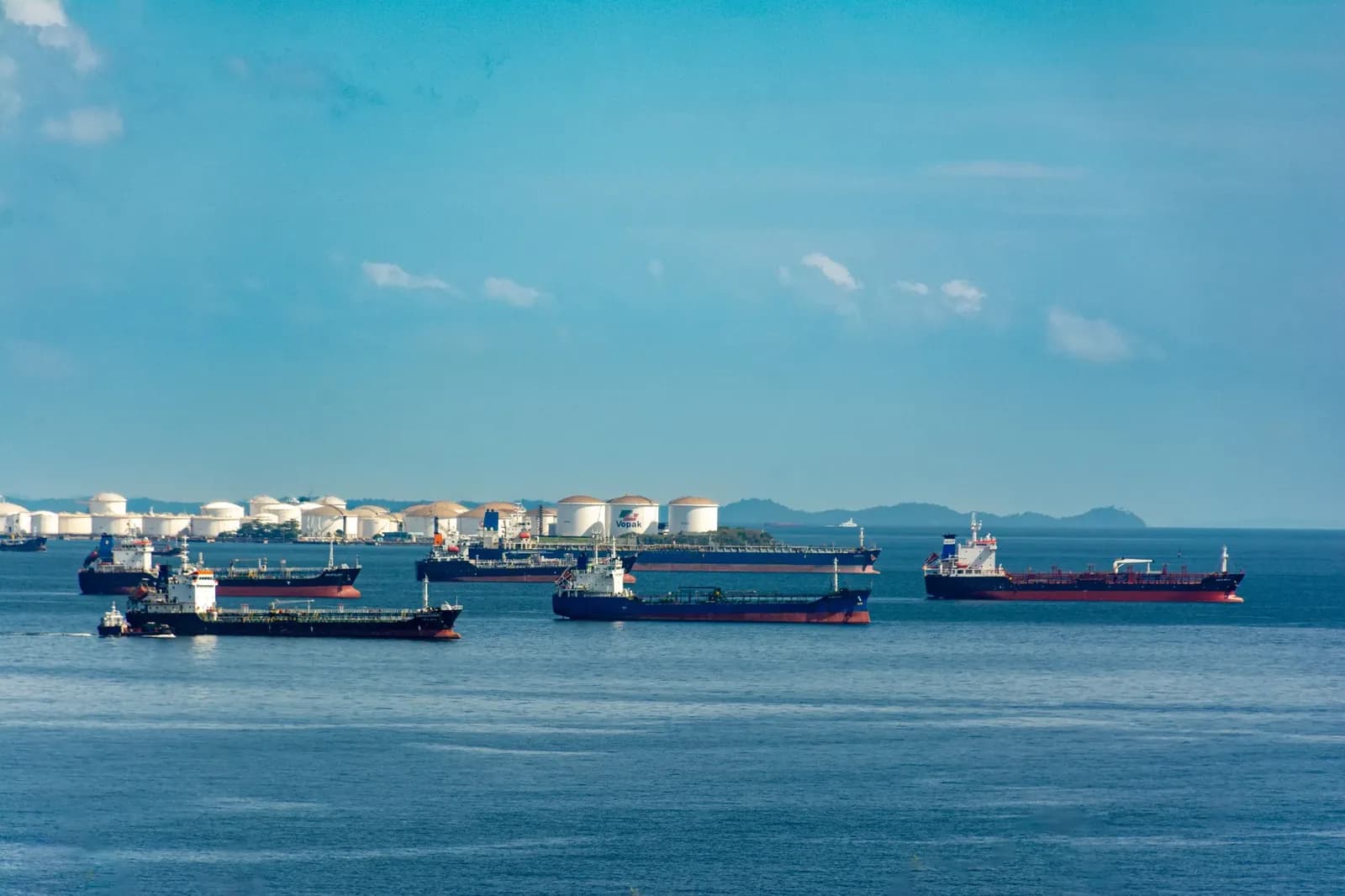 EE.UU. inutiliza tres petroleros iraníes tras ataques con misiles