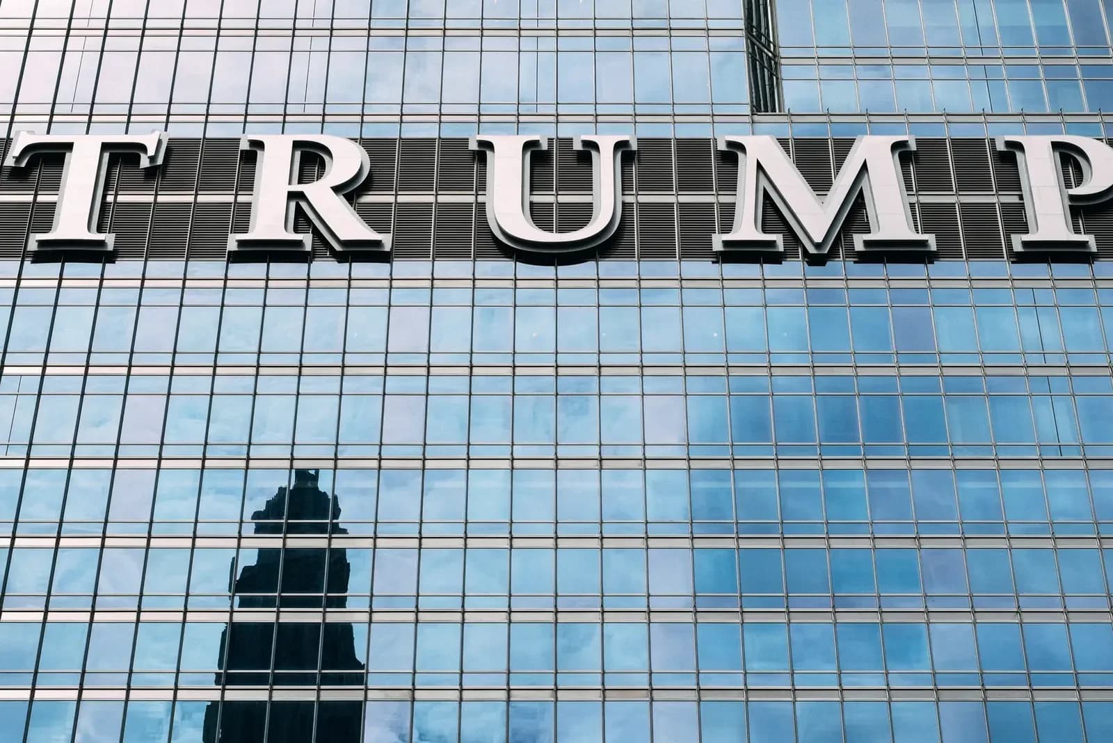 Trump impone nuevos aranceles de dos dígitos mientras vencen los aranceles temporales