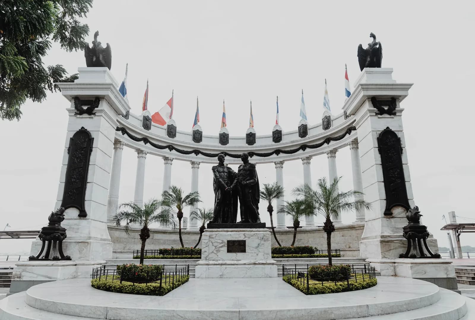 El expresidente ecuatoriano Bucaram recibe condena en caso de pruebas COVID