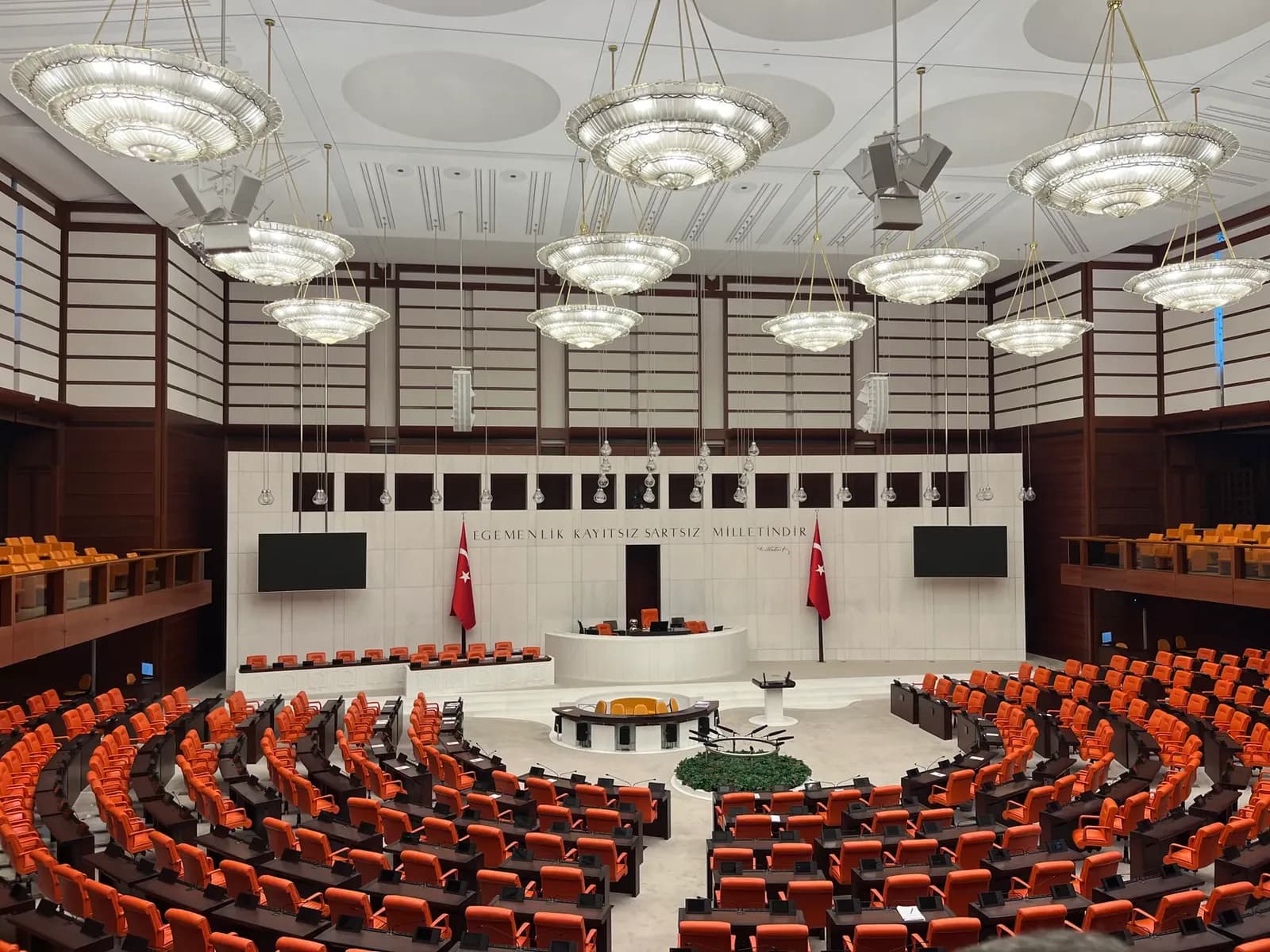 El Parlamento de Turquía aprueba una ley histórica para el desarme del PKK