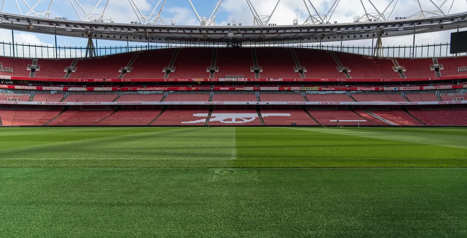 Arsenal 3-0 Coventry: Tzolis Shines in Title Defense Opener