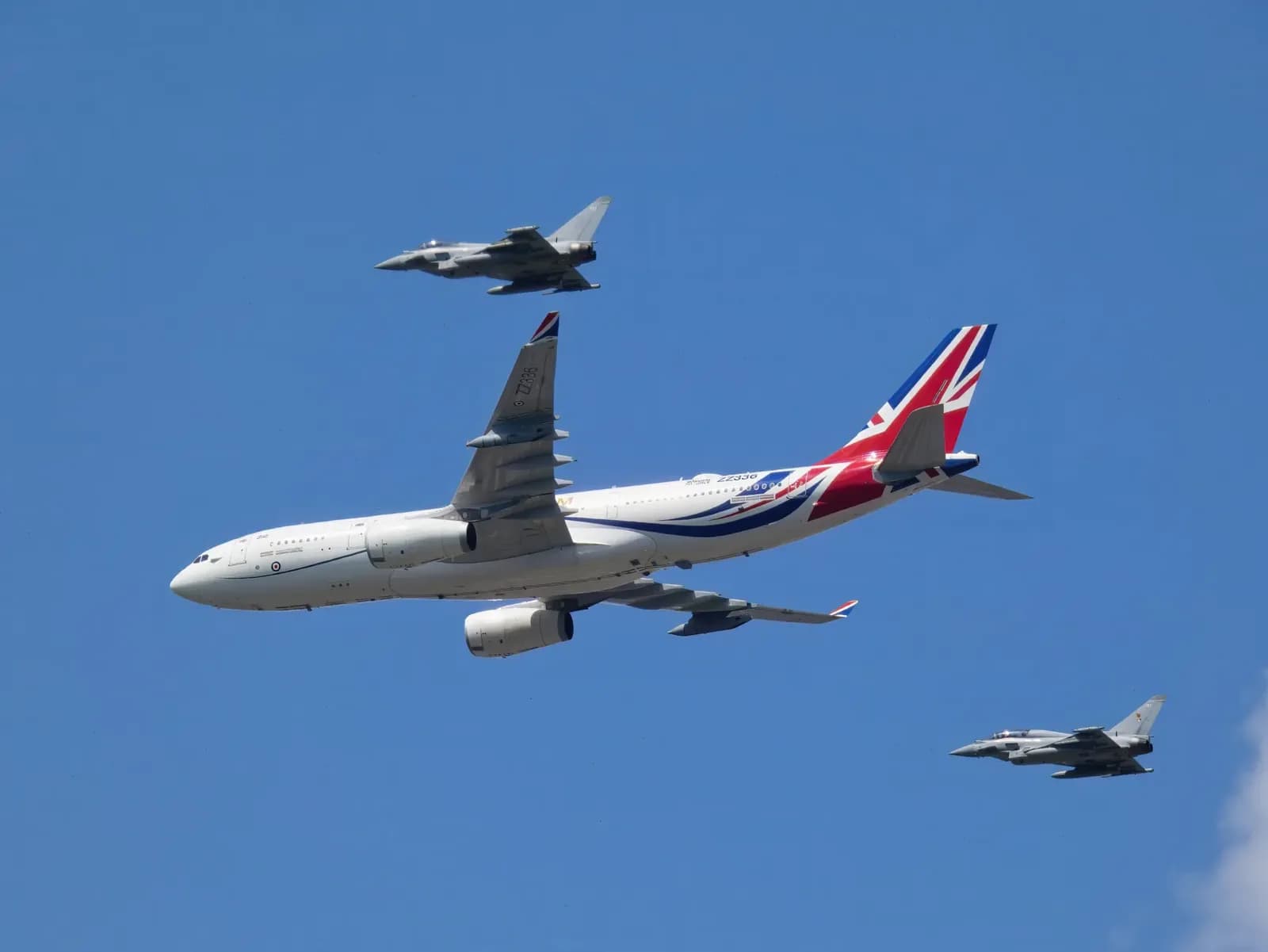 UK Sends Refuelling Aircraft to Back Saudi Arabia Against Houthi Attacks