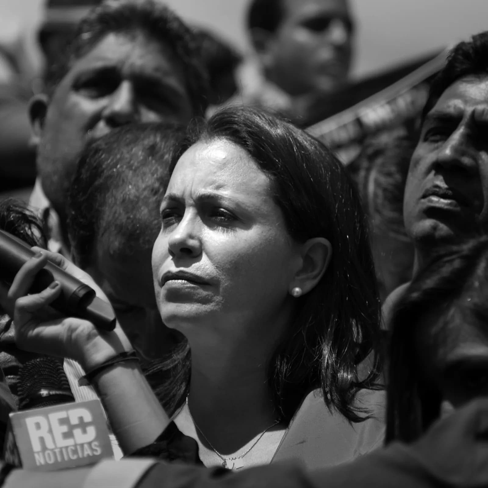 Oposición venezolana marcha por elecciones y el regreso de Machado
