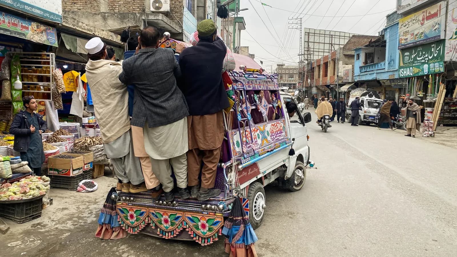 Pakistán detiene a las tres hermanas de Imran Khan antes de protesta