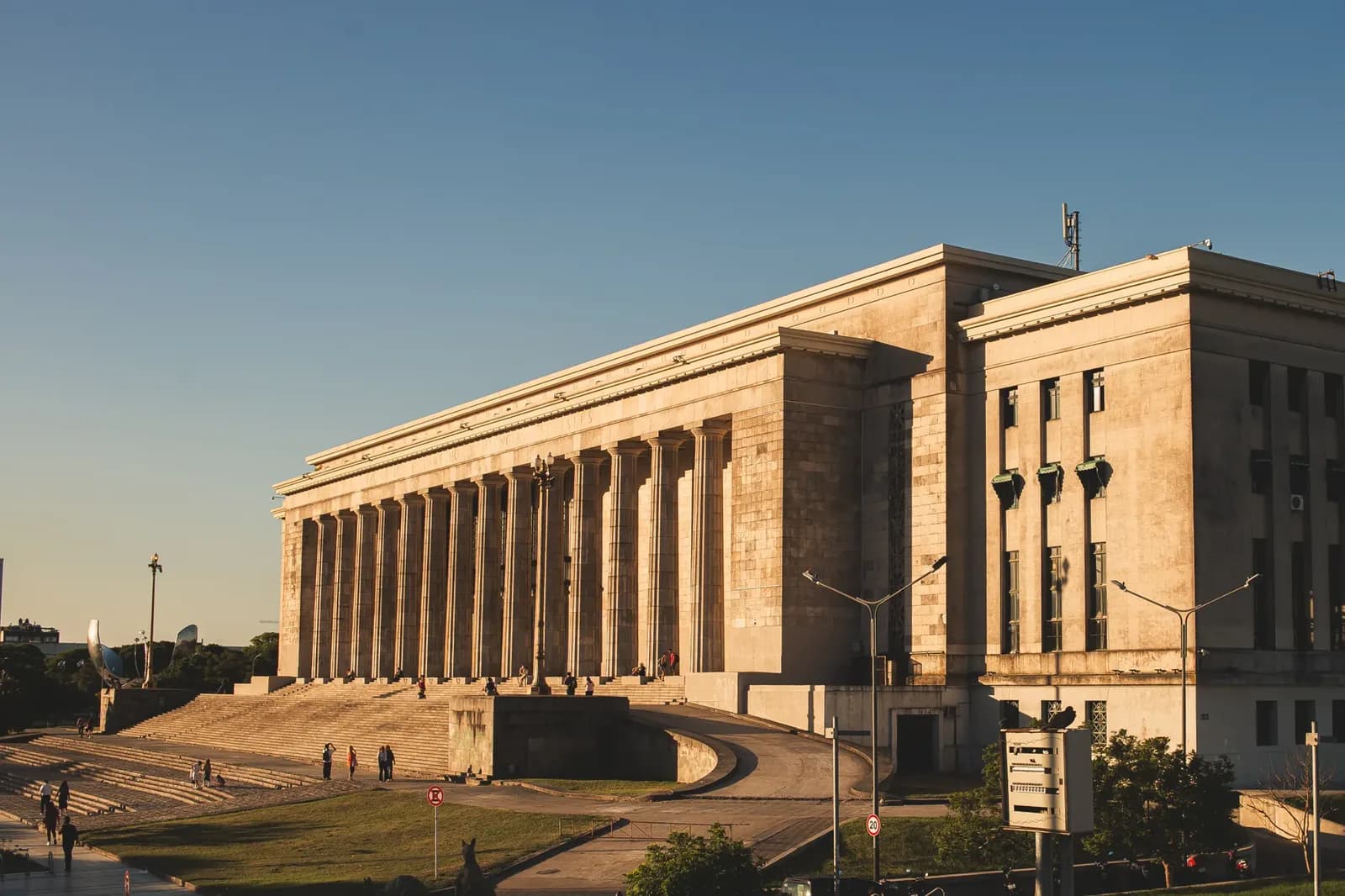 Court Suspends Two Labor Reform Articles on Lawyers' Fees