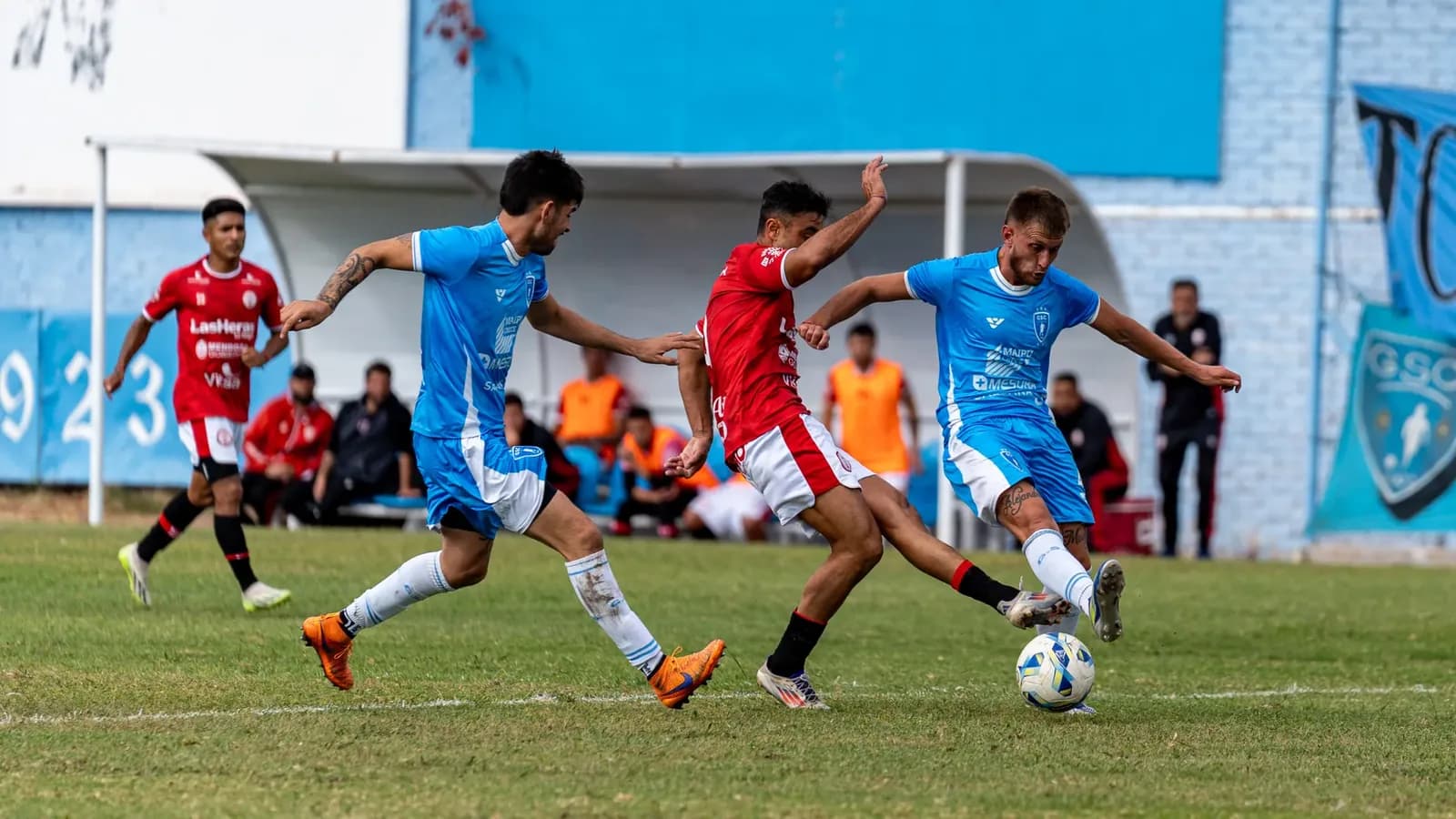 Nene de 12 años grave tras caerle un arco de fútbol en el club Lanús