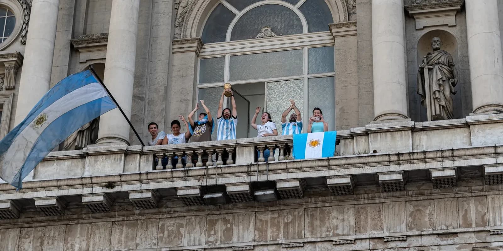 Las Leonas volvieron al país como campeonas del mundo