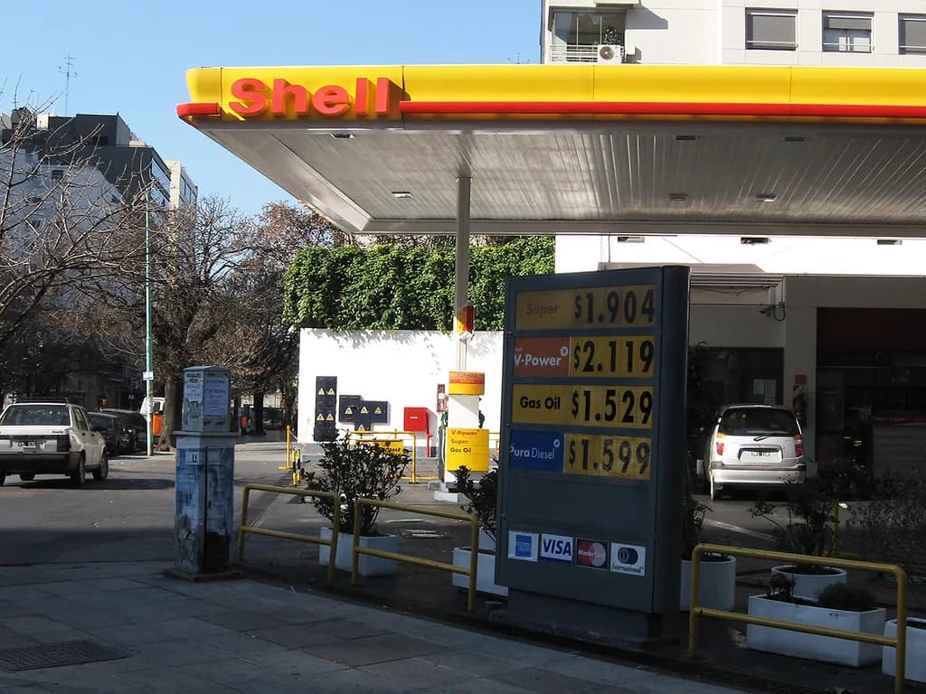 Argentina vuelve a postergar la suba de impuestos a los combustibles para contener la inflación
