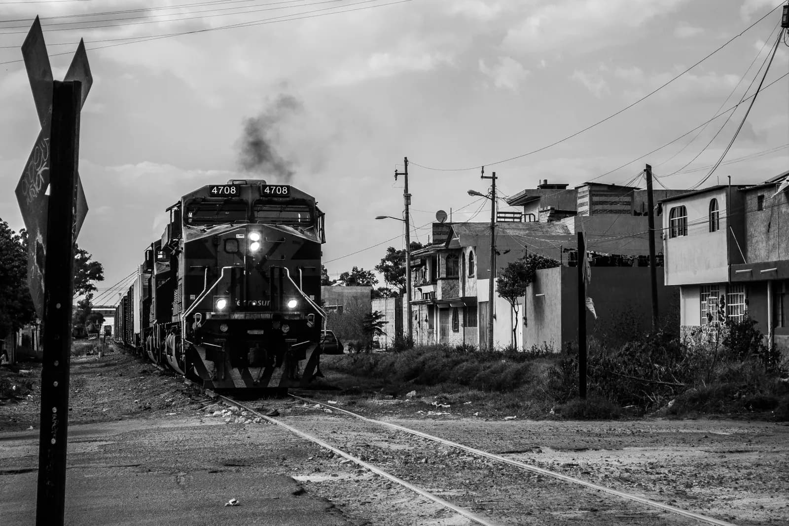 Sarmiento train hits car at Ramos Mejía crossing, service disrupted