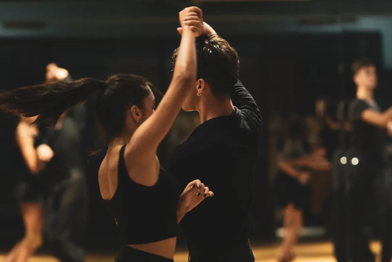 DWTS aparta a Val Chmerkovskiy por su broma sobre Inaba