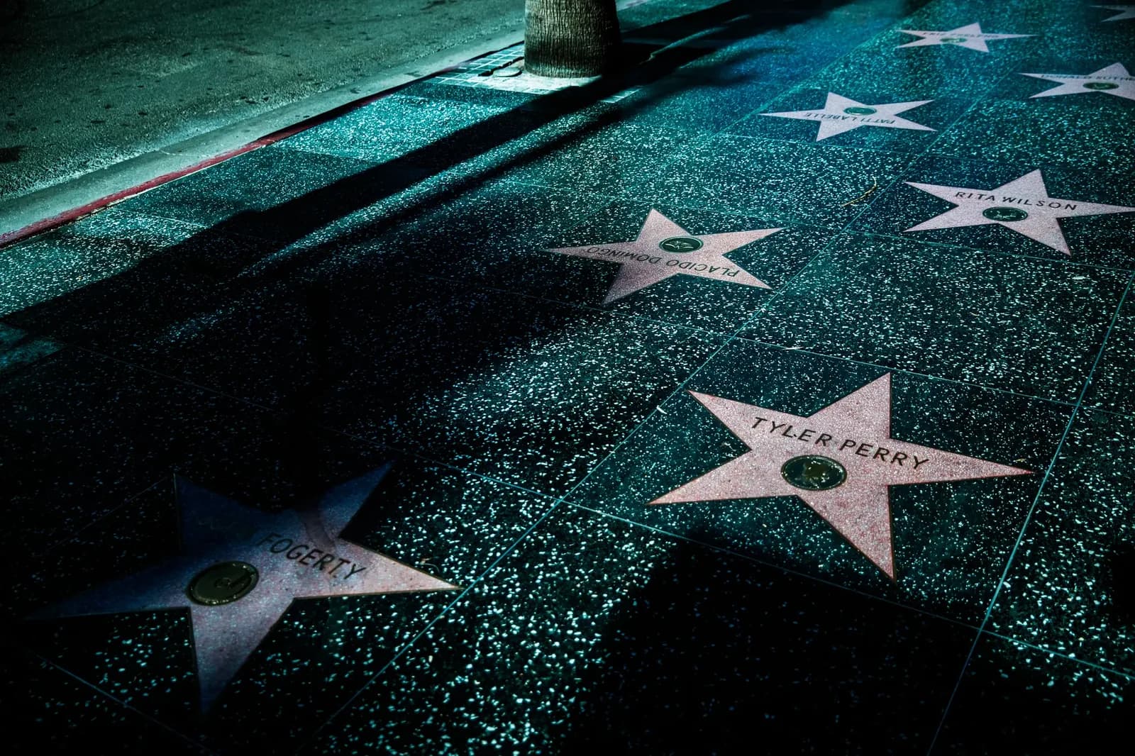 Reemplazan la estrella de Dolly Parton en el Paseo de la Fama tras vandalismo