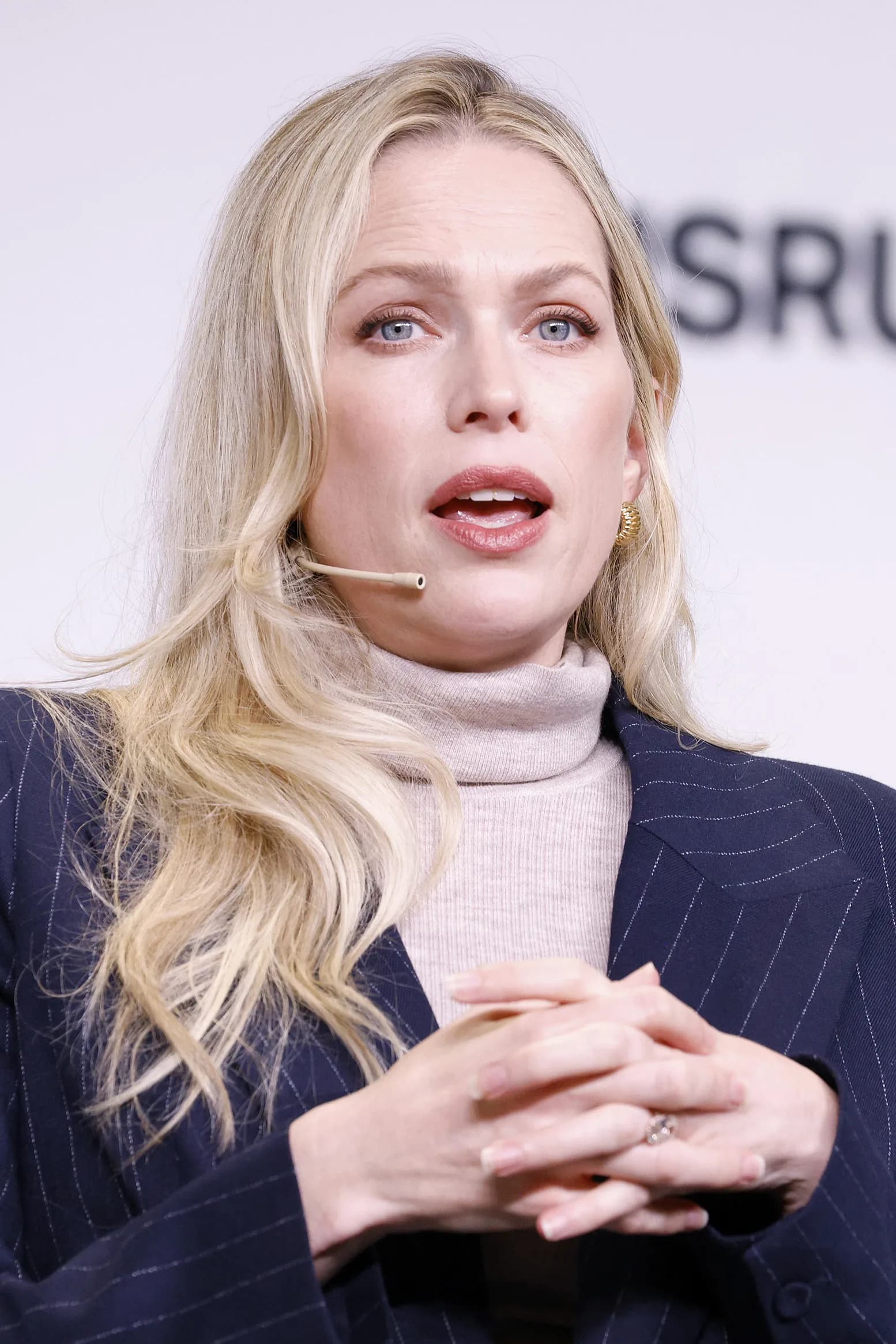 Erin Foster discrepa de Adam Brody sobre Palestina