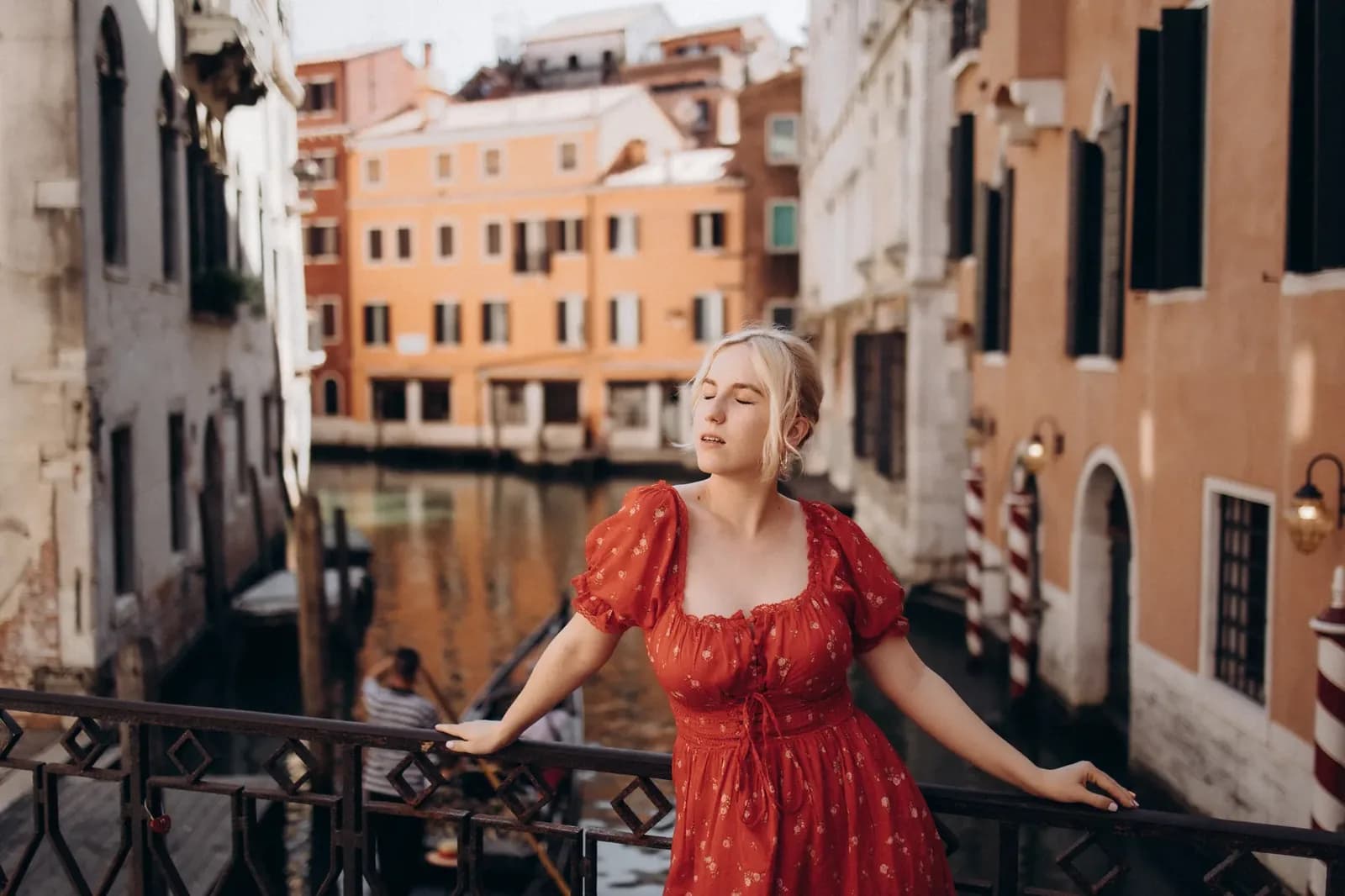 Phoebe Bridgers Debuta en Venecia con Estilo Atrevido