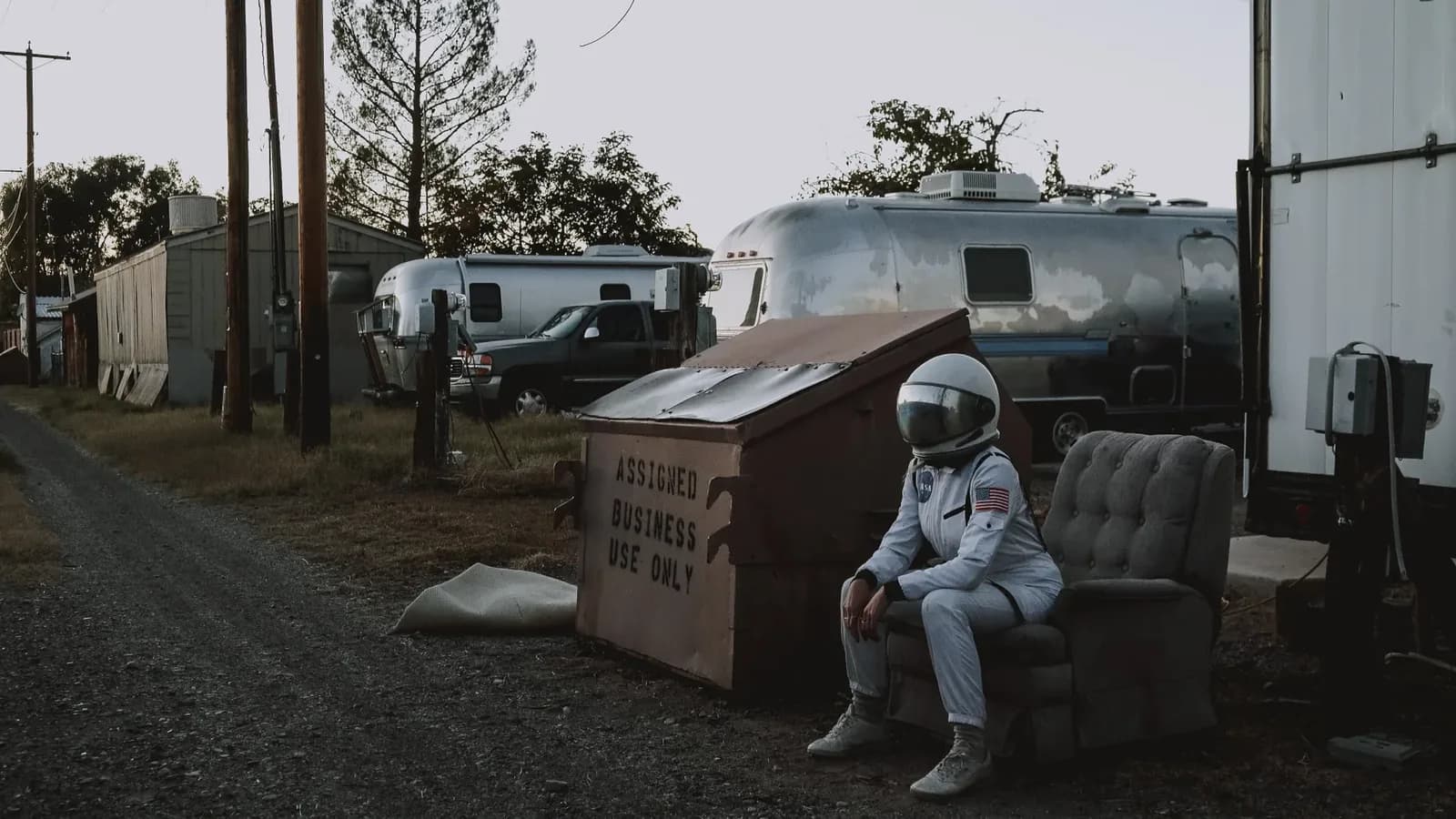 Netflix estrena el tráiler de Ray Gunn, noir sci-fi con Rockwell y Johansson