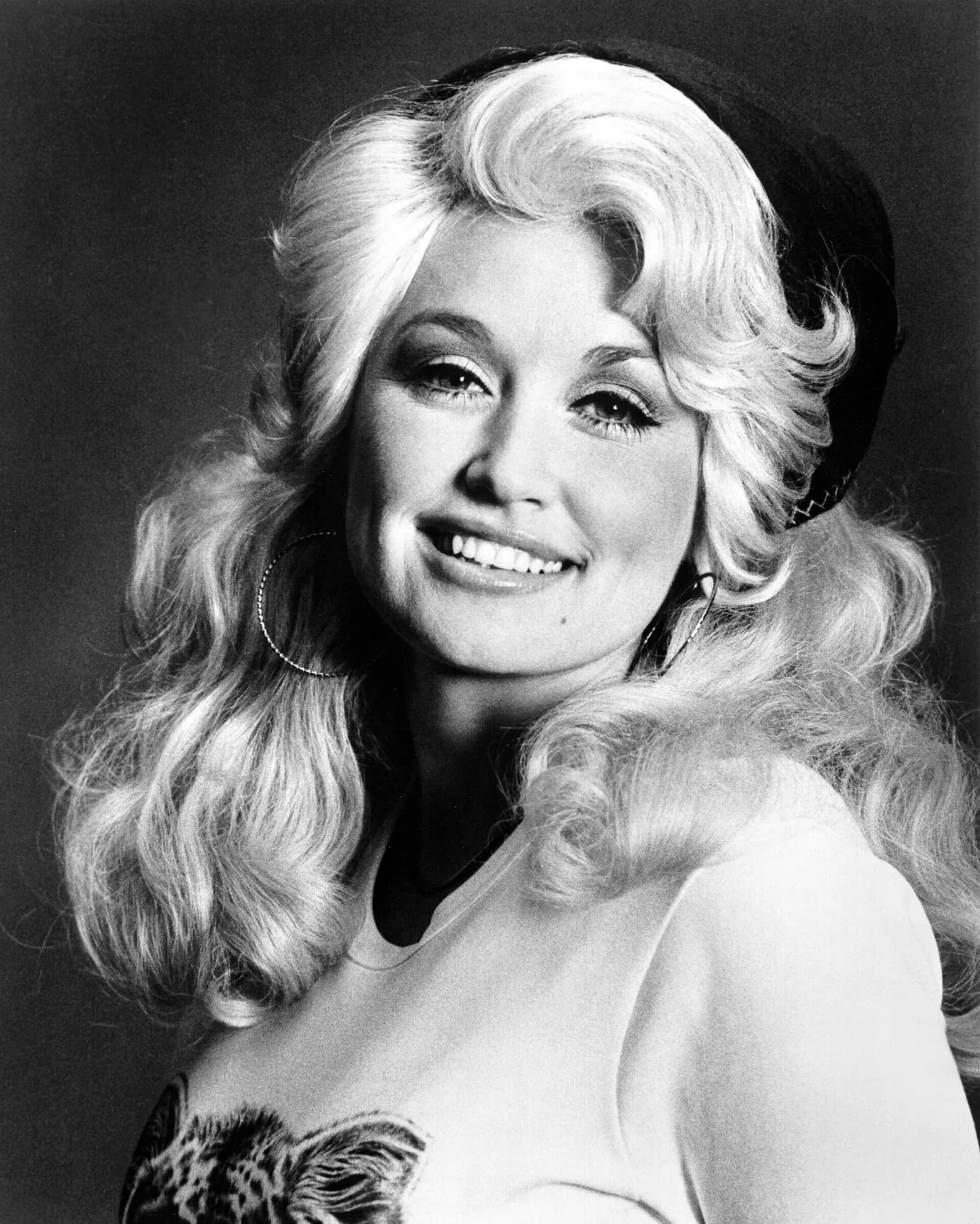 Bono: Dolly Parton dejó el reposo para grabar su última canción