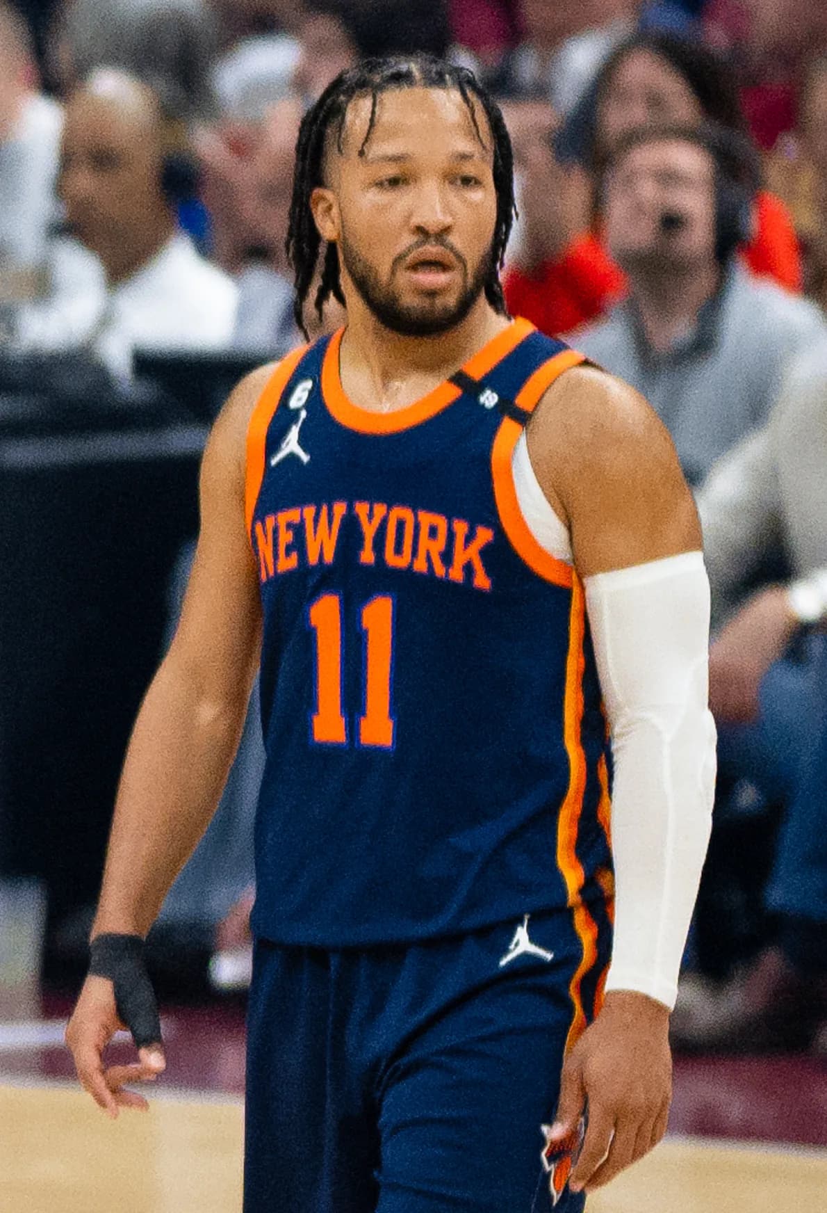 Jalen Brunson presenta el estreno de la temporada 52 de SNL