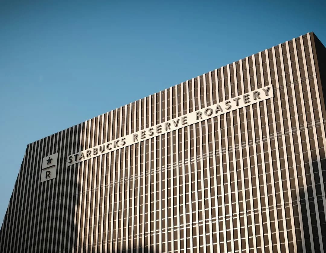 El yen sube tras mantener el BOJ los tipos y señalar un giro restrictivo