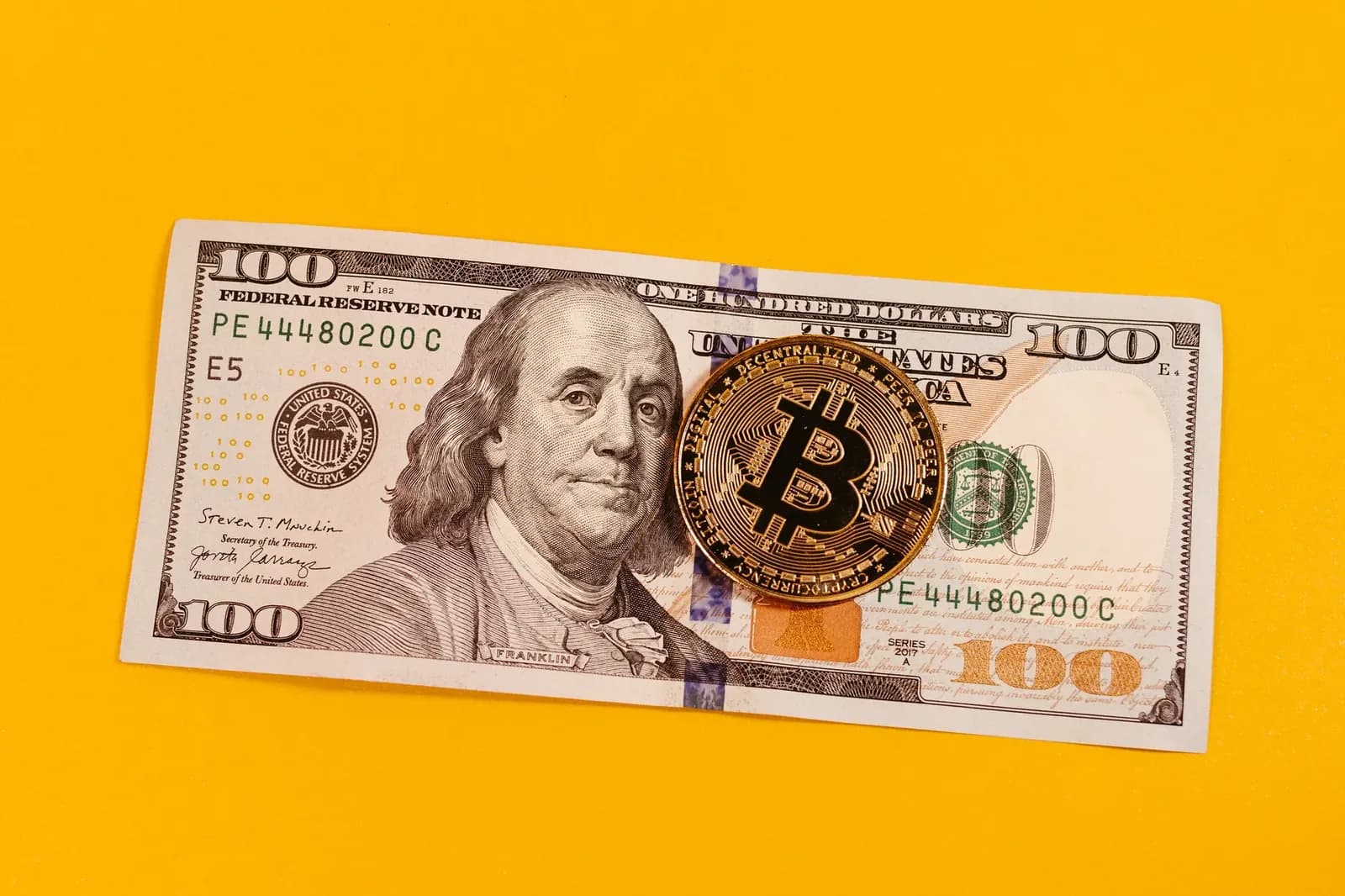 El dólar se mantiene firme ante la cautela de la Fed y los datos de inflación