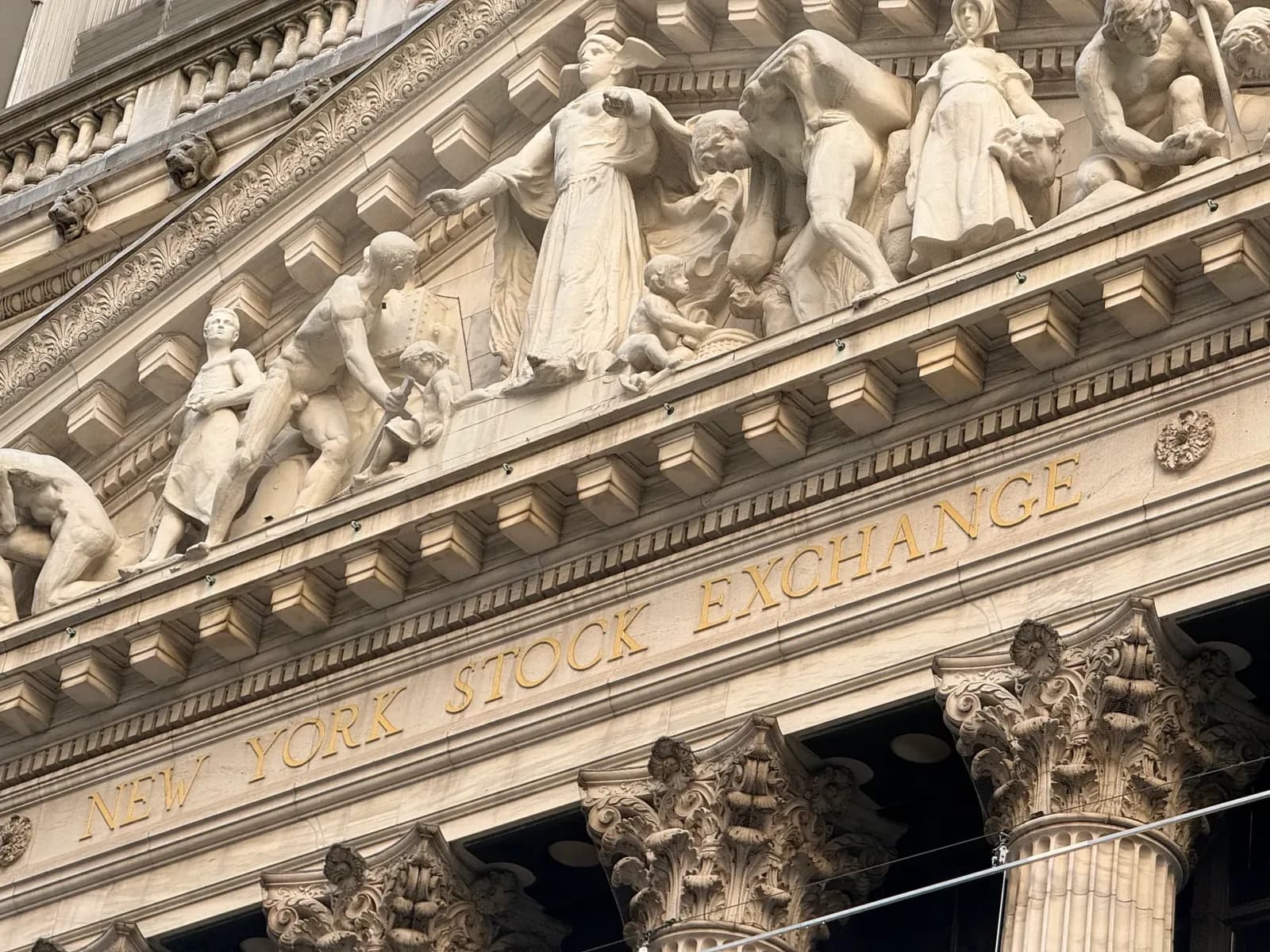 Crown Castle lidera las subidas del S&P 500 y Bloom Energy cae