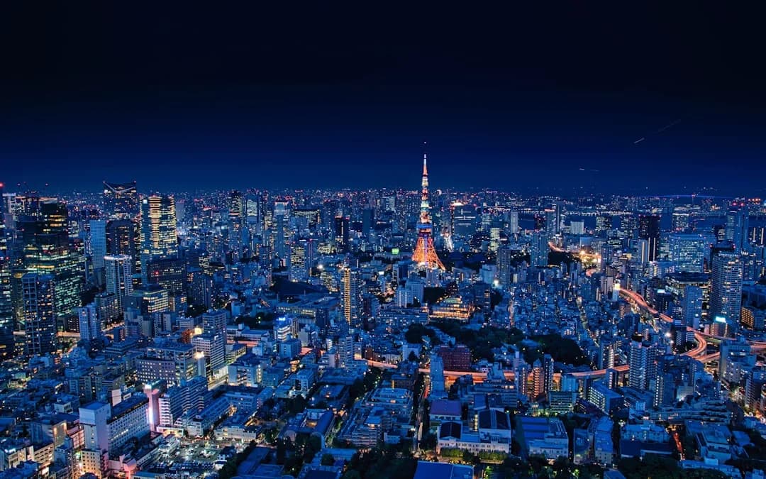 Acciones globales mixtas mientras el yen cae pese a subida del Banco de Japón
