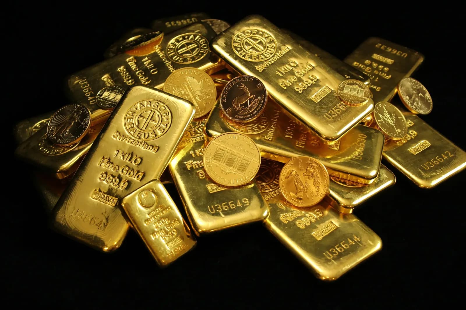 El oro se mantiene estable ante las expectativas de subida de tasas de la Fed