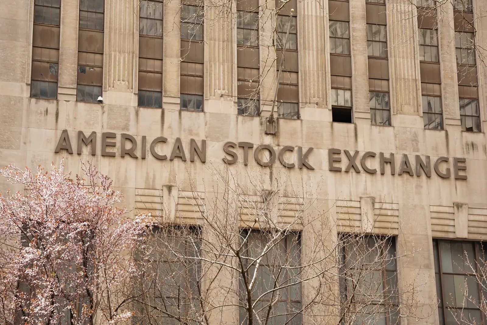 US Stocks Mostly Higher as Oil and Treasury Yields Ease