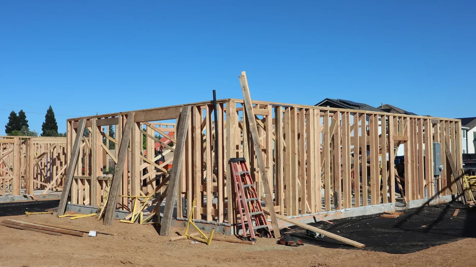 US Homebuilder Confidence Falls to 32 as Mortgage Rates Near 7%