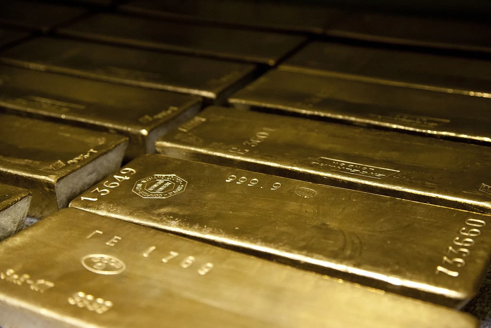 Gold Holds Near $4,000 as US Sentiment Steadies, Inflation Views Rise