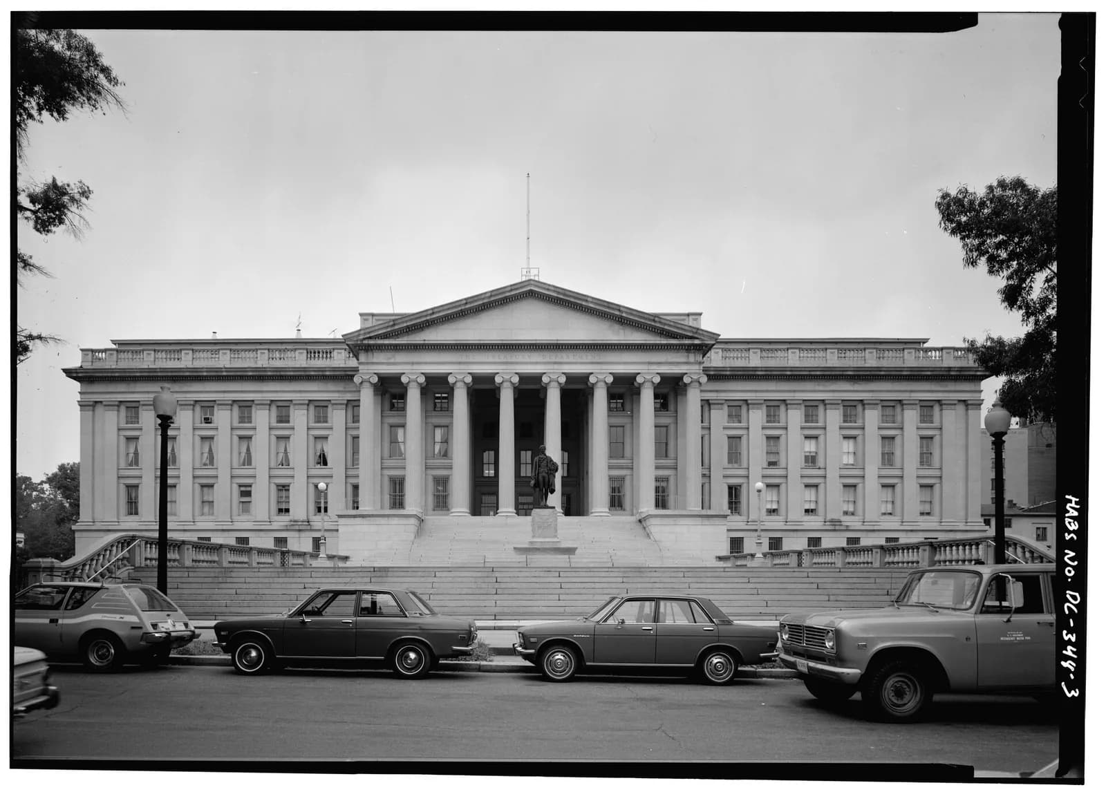 US deficit nears $2 trillion, highest since 2021
