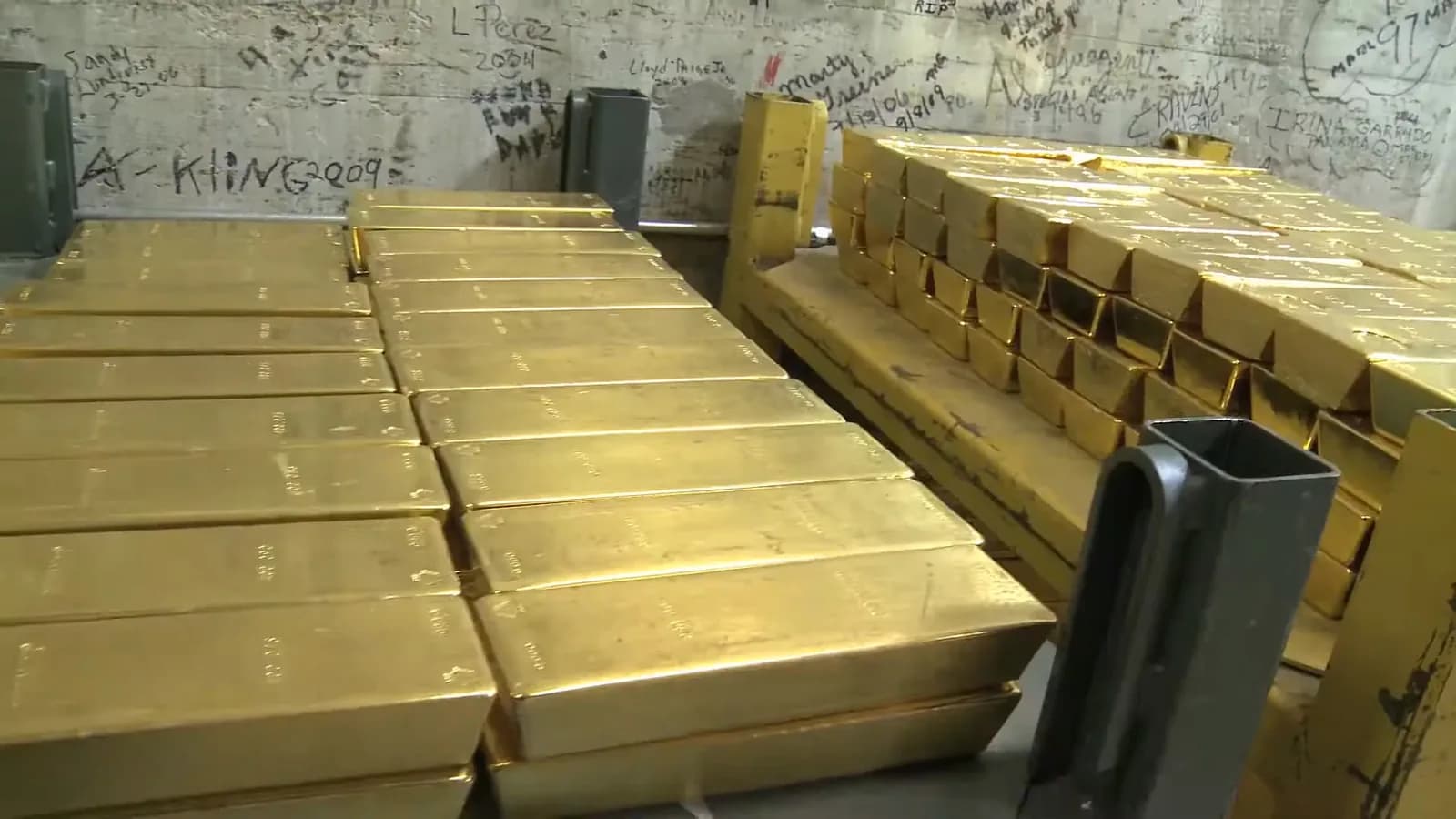 Gold and silver slide as strong US GDP lifts December rate-hike odds