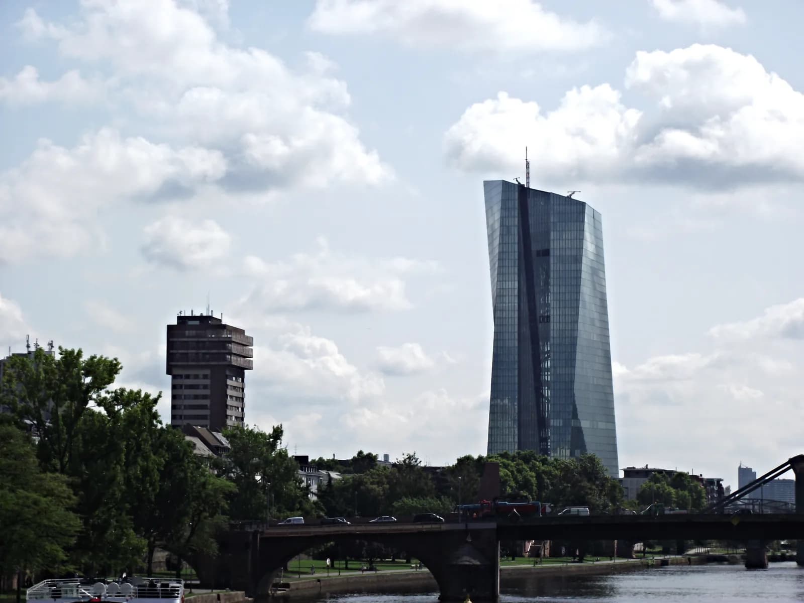 ECB's DeMarco Signals Possible October Rate Hike on Core Inflation