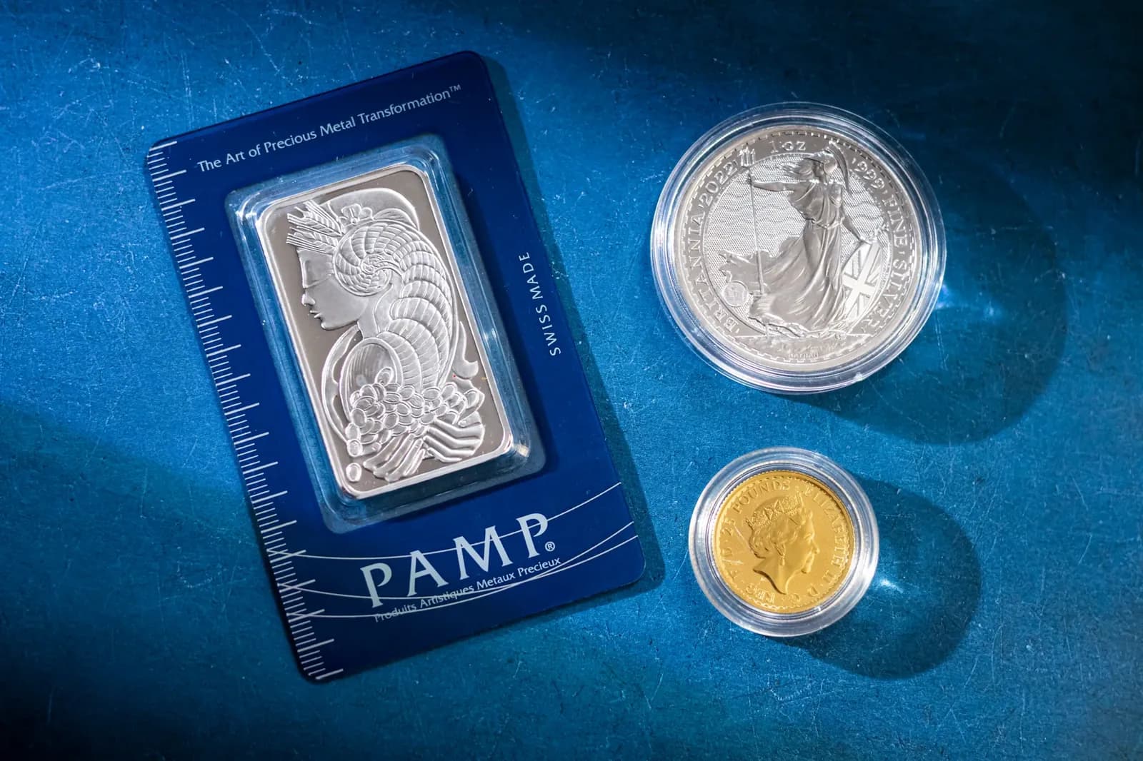 Oro y plata caerían ante apuestas de alza de tasas de la Fed