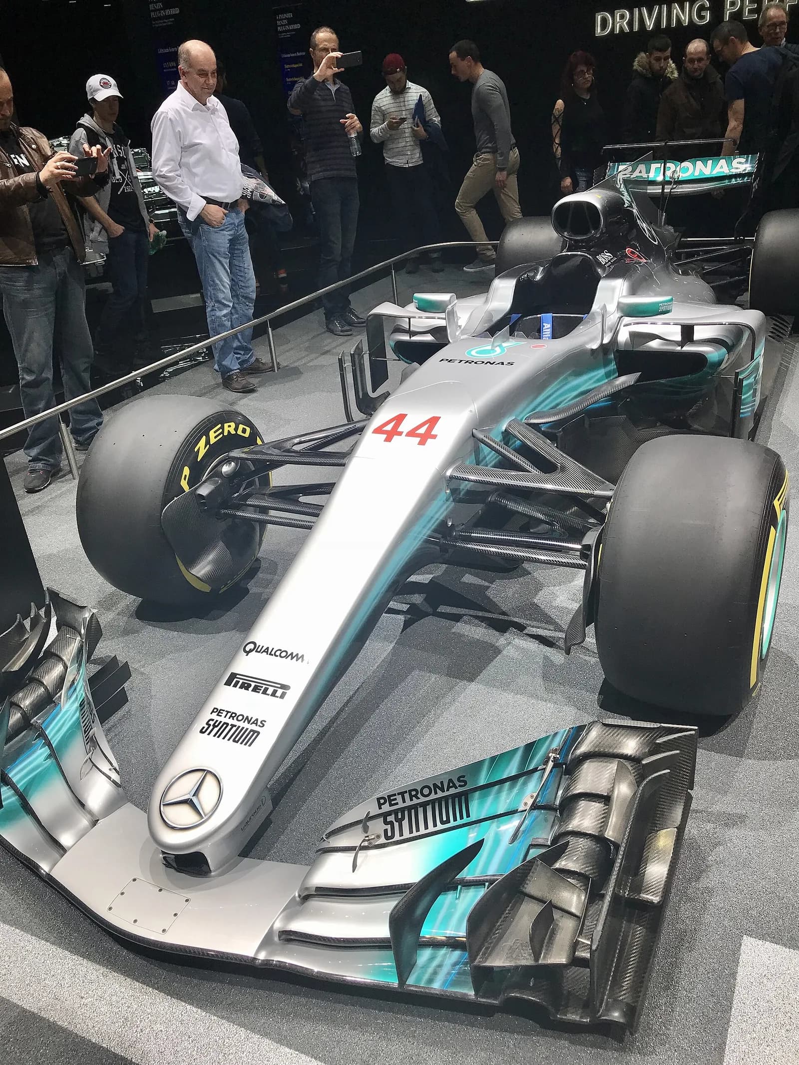 Hamilton lidera el pleno de Ferrari en los últimos entrenamientos