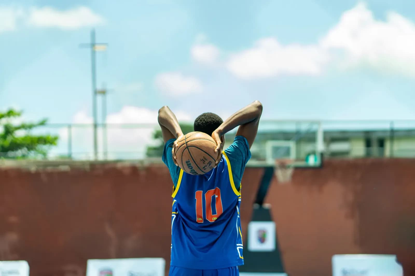 Dillon Jones, bicampeón de la NBA, firma un contrato Exhibit 10 con los 76ers