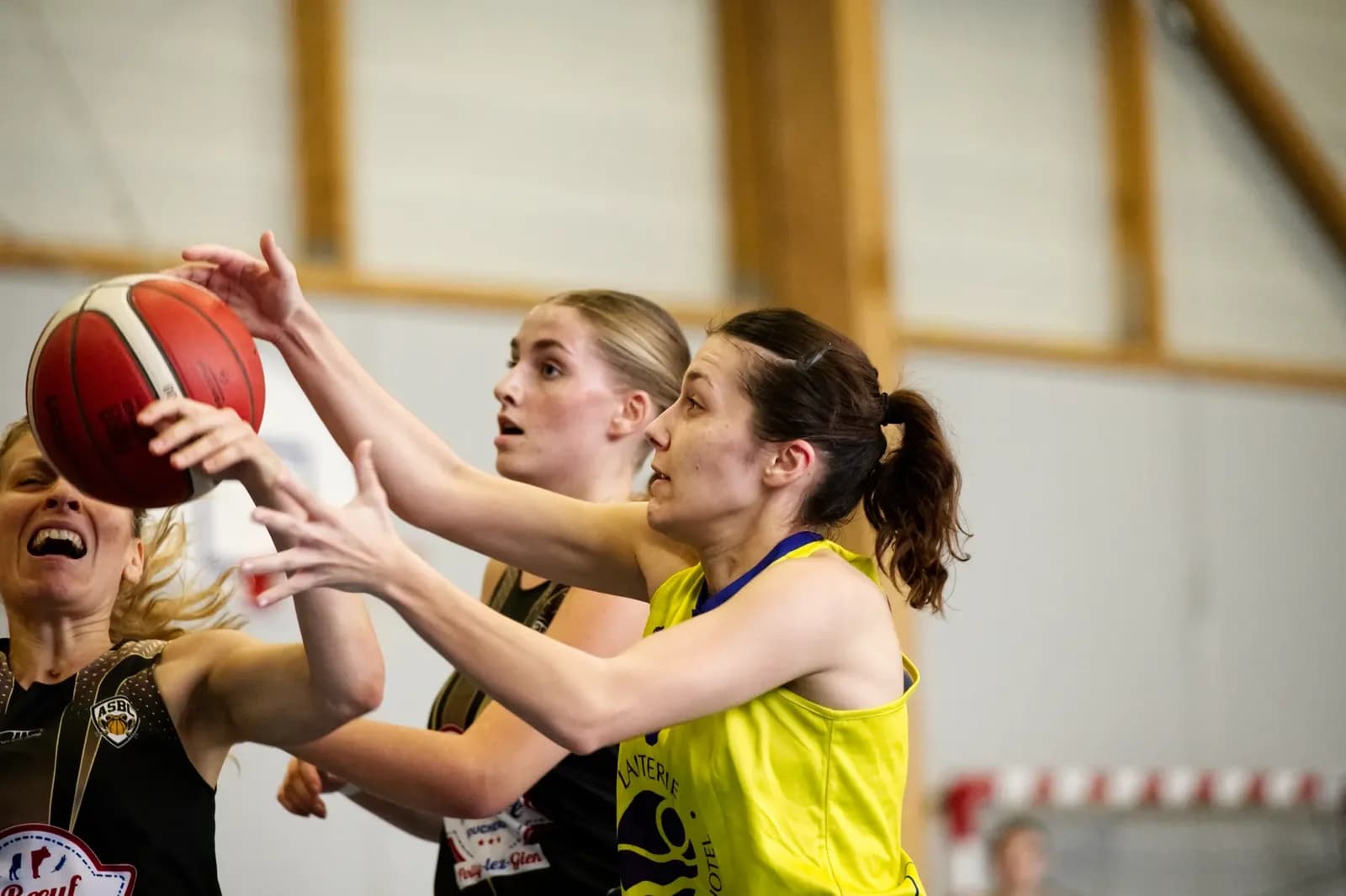 US Women Edge Italy 55-52 in World Cup Thriller