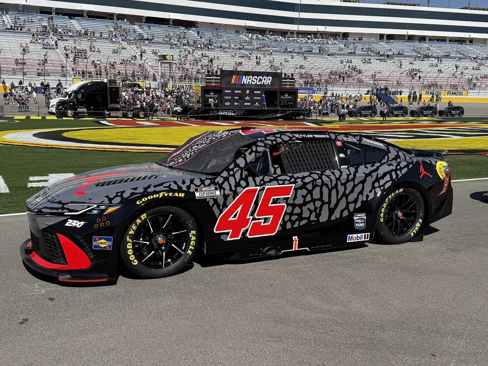 Reddick Wins Phoenix as NASCAR Cup Title Race Narrows
