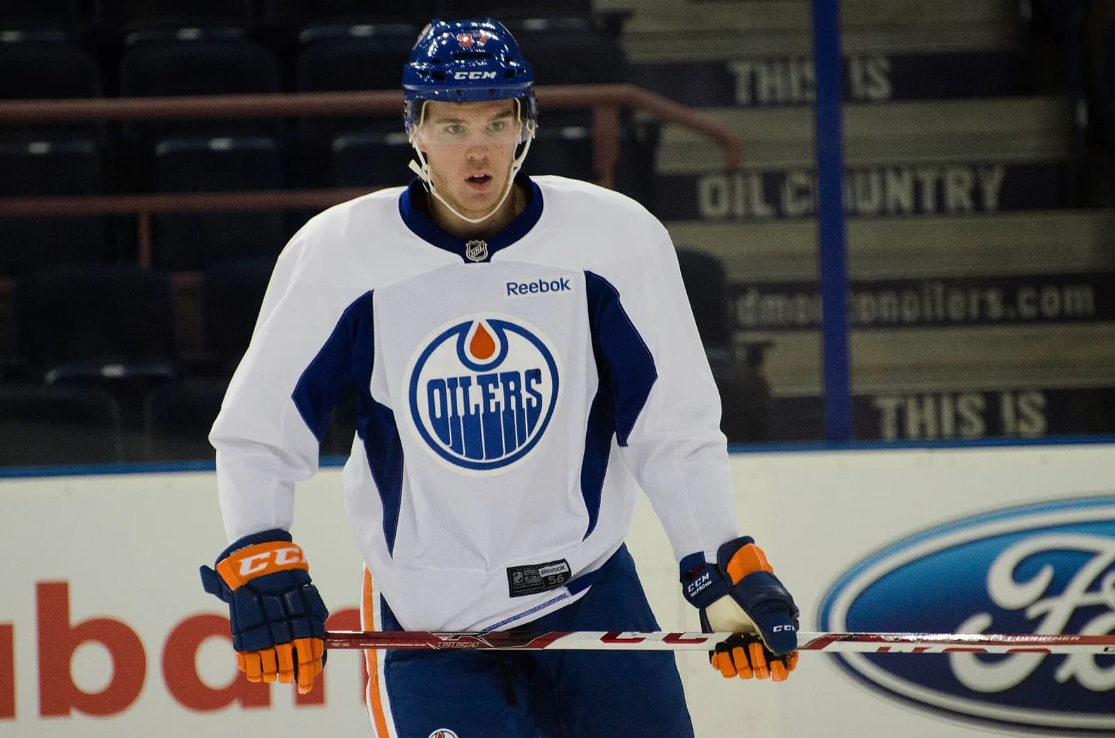 La décima asistencia de McDavid impulsa a los Oilers a vencer 3-1 a los Sharks