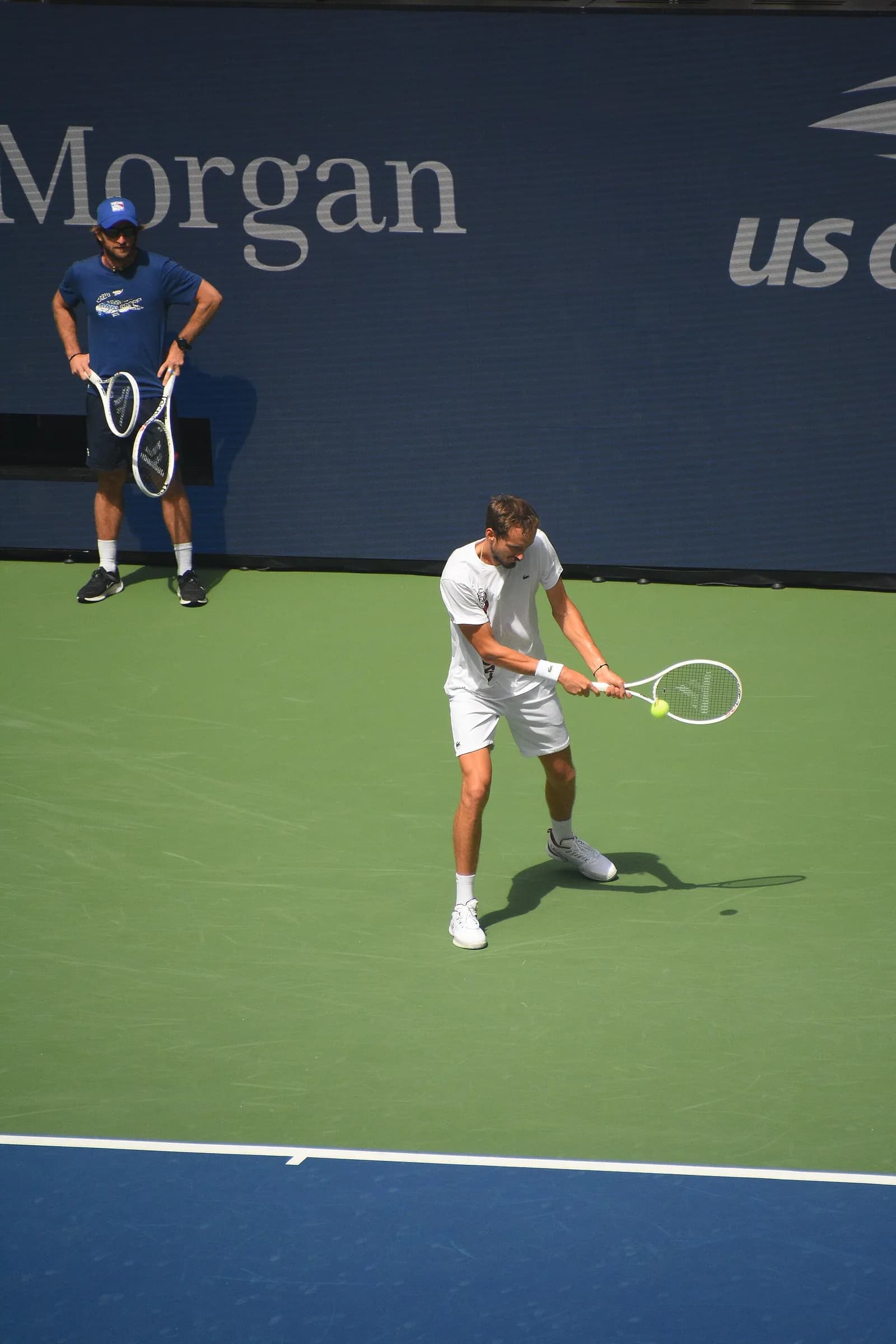 Medvedev descalificado en Pekín tras golpear a un aficionado; Djokovic llega a la final