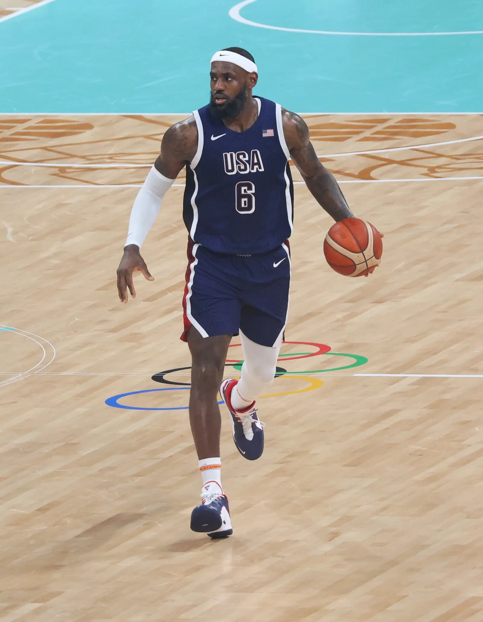 LeBron James and 76ers Spoil Knicks' Ring Night in NBA Opener