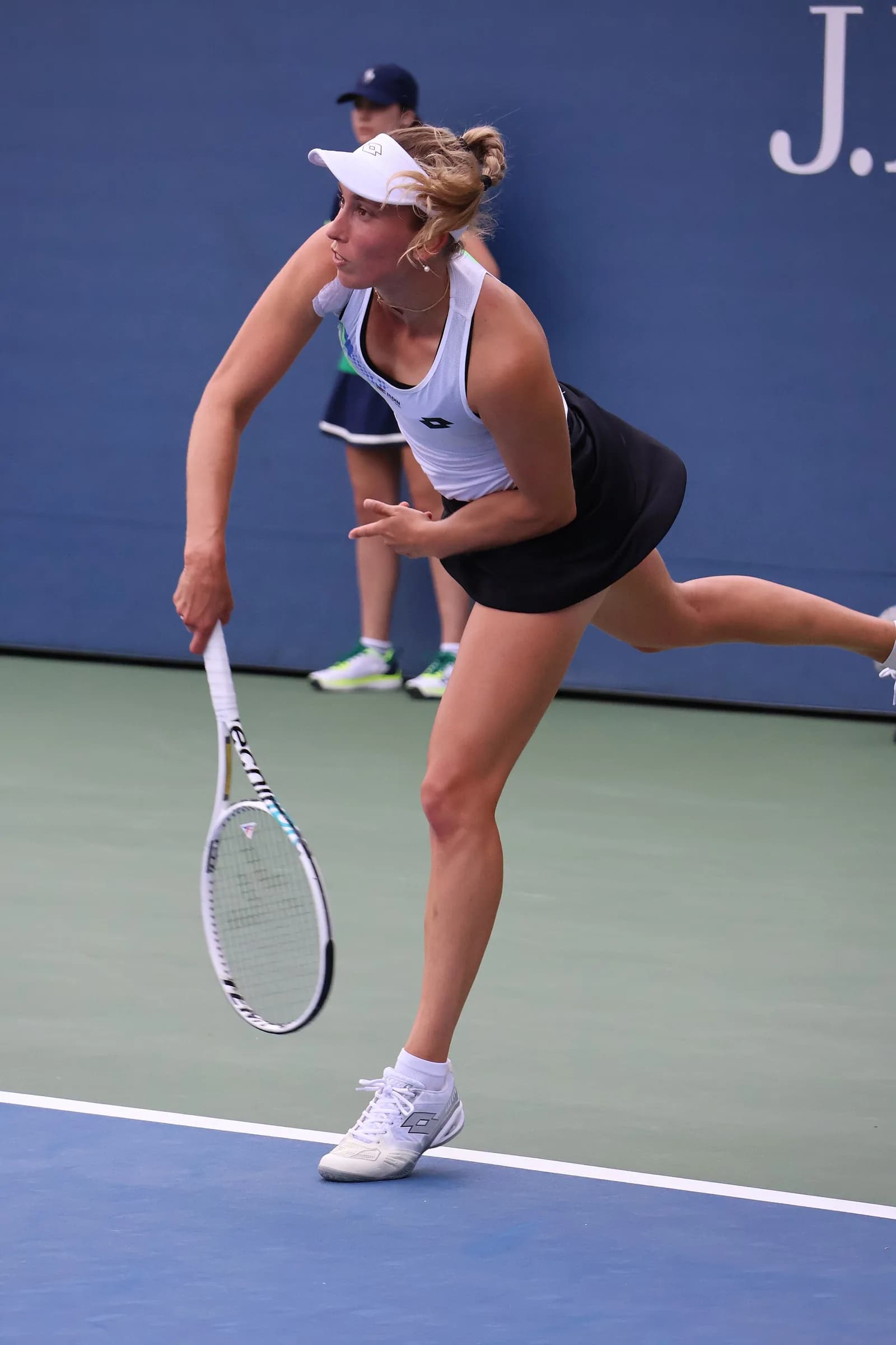 Mertens Stuns Swiatek in Beijing, Reaches WTA 1000 Semifinal