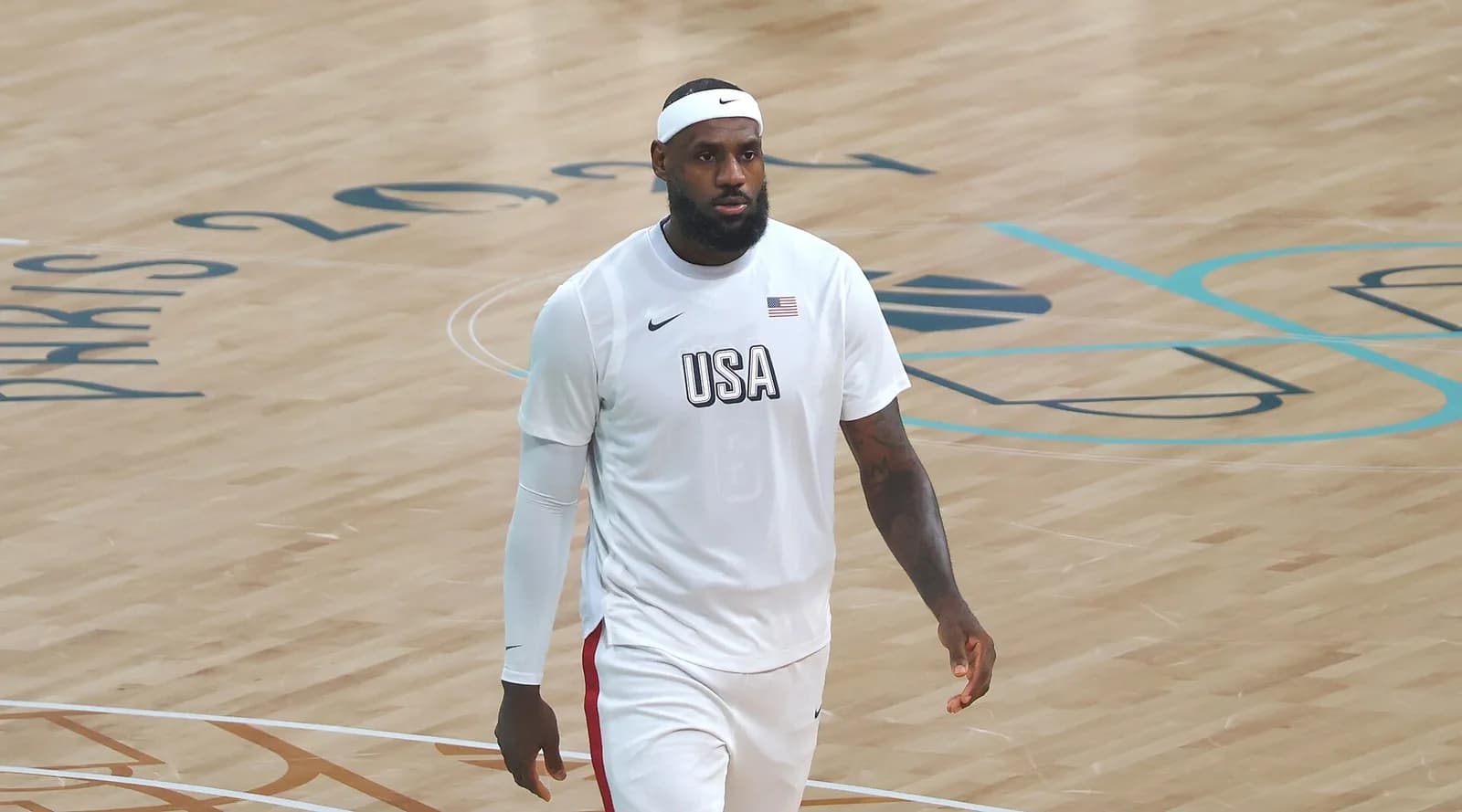 James impulsa a los 76ers ante los campeones Knicks en la Copa NBA