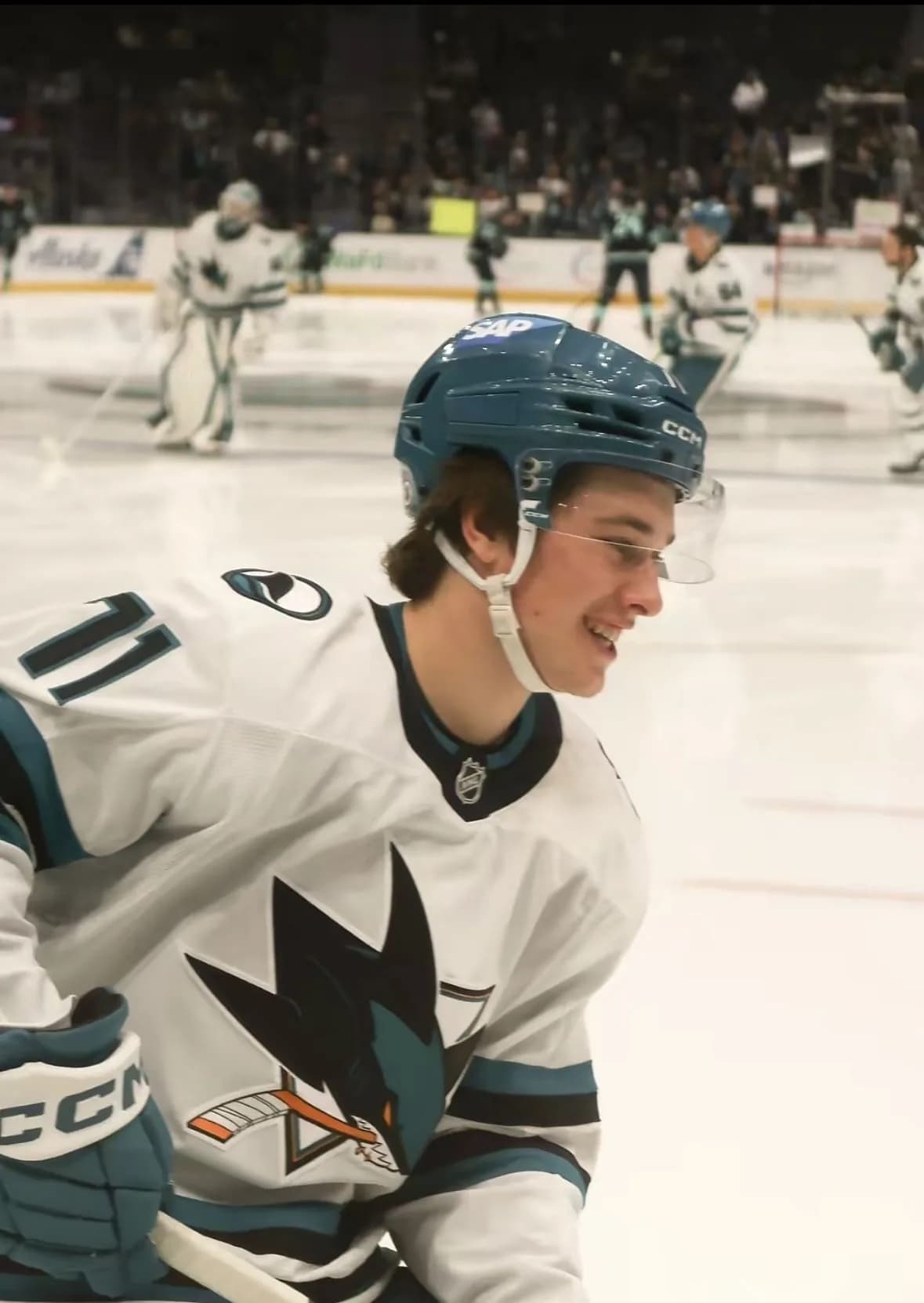 Celebrini, de 20 años, es el capitán más joven en la historia de los Sharks