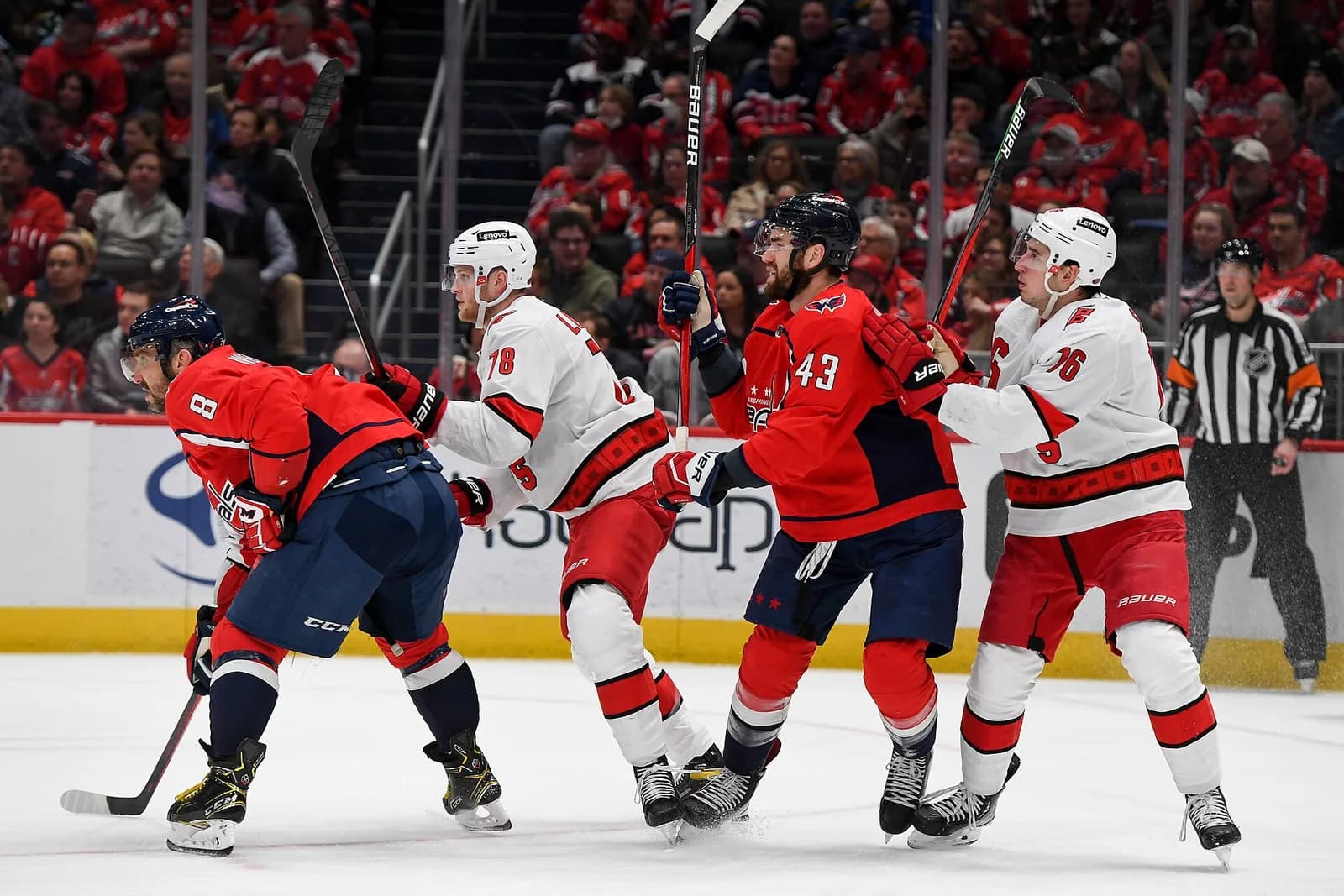 Dos goles de Tuch impulsan a los Capitals a vencer 5-2 a los Hurricanes
