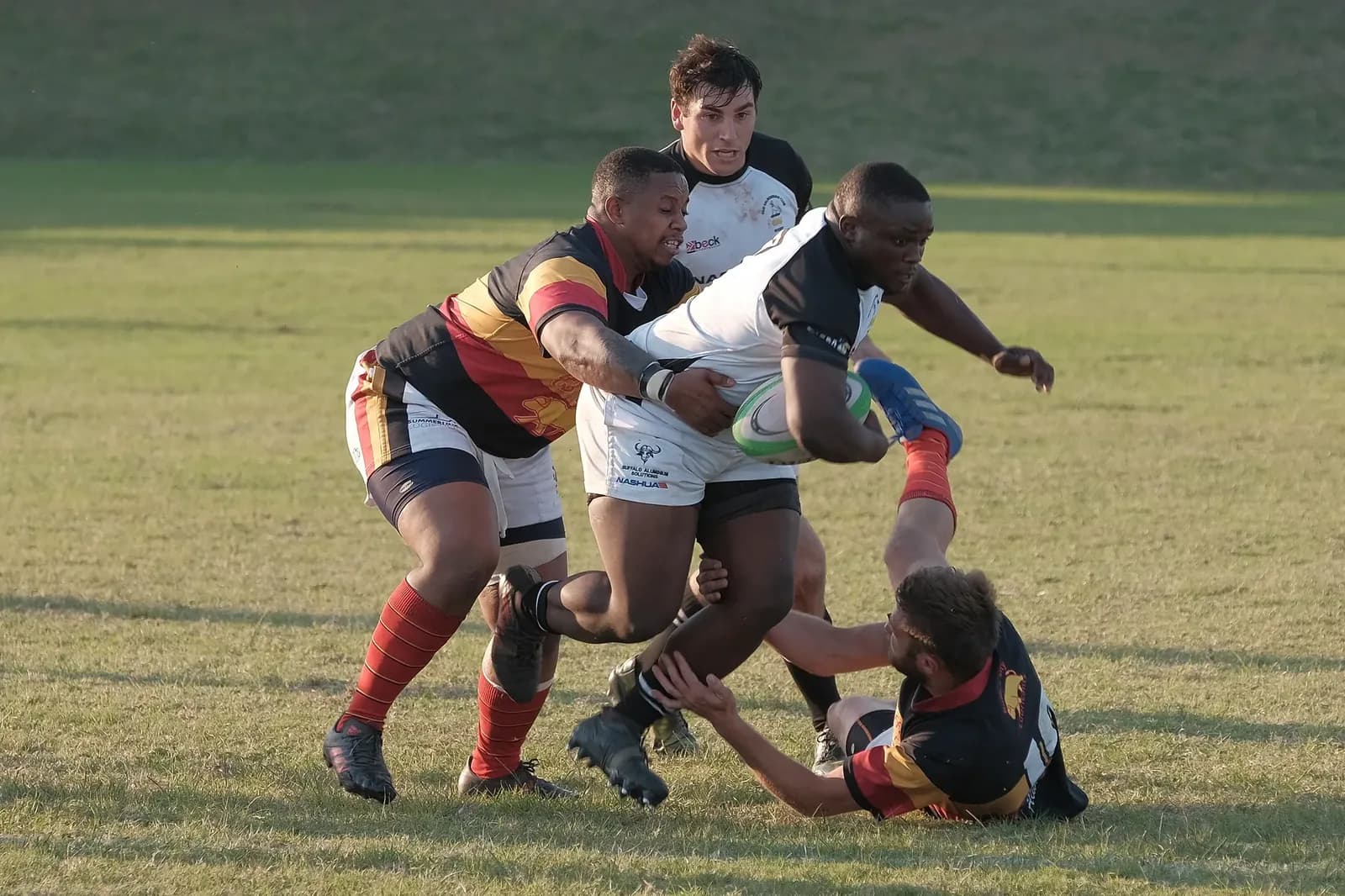 Australia sorprende a Sudáfrica 42-38 pese a terminar con 11 hombres